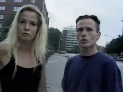 Er lutscht dem versautem Girl gierig die Arschfotze