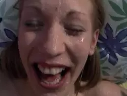 Sexy Teenie mit kleinen Möpsen lässt sich besamen
