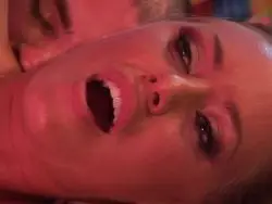 Die geile Frau bekommt ihre rasierte Möse massiert 