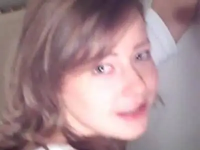 Liebevoll gibt ihm das junge Luder einen Blowjob an der Bumswand